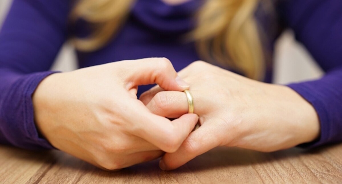 A woman with a wedding ring. Photo: Elena Sineok, "Yuga.ru" A woman with a wedding ring. Photo: Elena Sineok, "Yuga.ru"