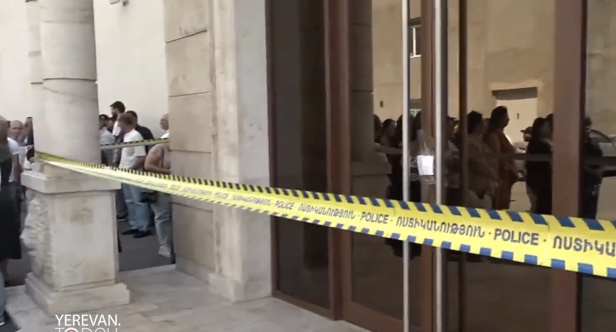 Employees of "Multi Tobacco" at the sealed entrance to the enterprise, July 14, 2026. Frame from video Yerevan Today / YouTube Employees of "Multi Tobacco" at the sealed entrance to the enterprise, July 14, 2026. Frame from video Yerevan Today / YouTube