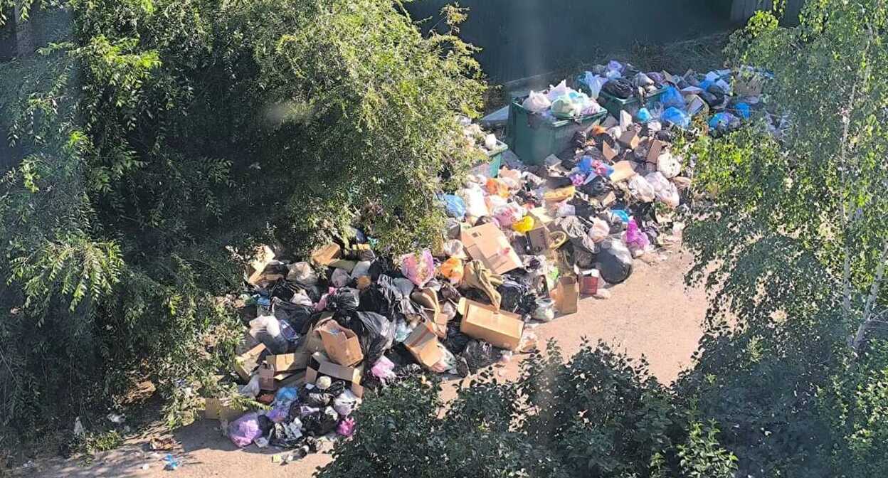 A dump under the windows of an apartment building. Photo provided to "Caucasian Knot" by local residents. A dump under the windows of an apartment building. Photo provided to "Caucasian Knot" by local residents.