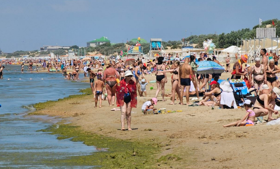The situation at the beach in Dzhemete, Guest Passage, "Dynamo" beach. Screenshot photo by Yuri Ozarovsky from 18.07.26, https://t.me/MoreOz/129011 The situation at the beach in Dzhemete, Guest Passage, "Dynamo" beach. Screenshot photo by Yuri Ozarovsky from 18.07.26, https://t.me/MoreOz/129011