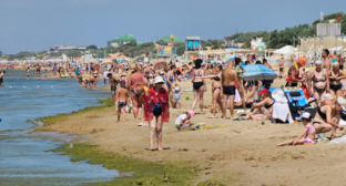 The situation at the beach in Dzhemete, Guest Passage, "Dynamo" beach. Screenshot photo by Yuri Ozarovsky from 18.07.26, https://t.me/MoreOz/129011