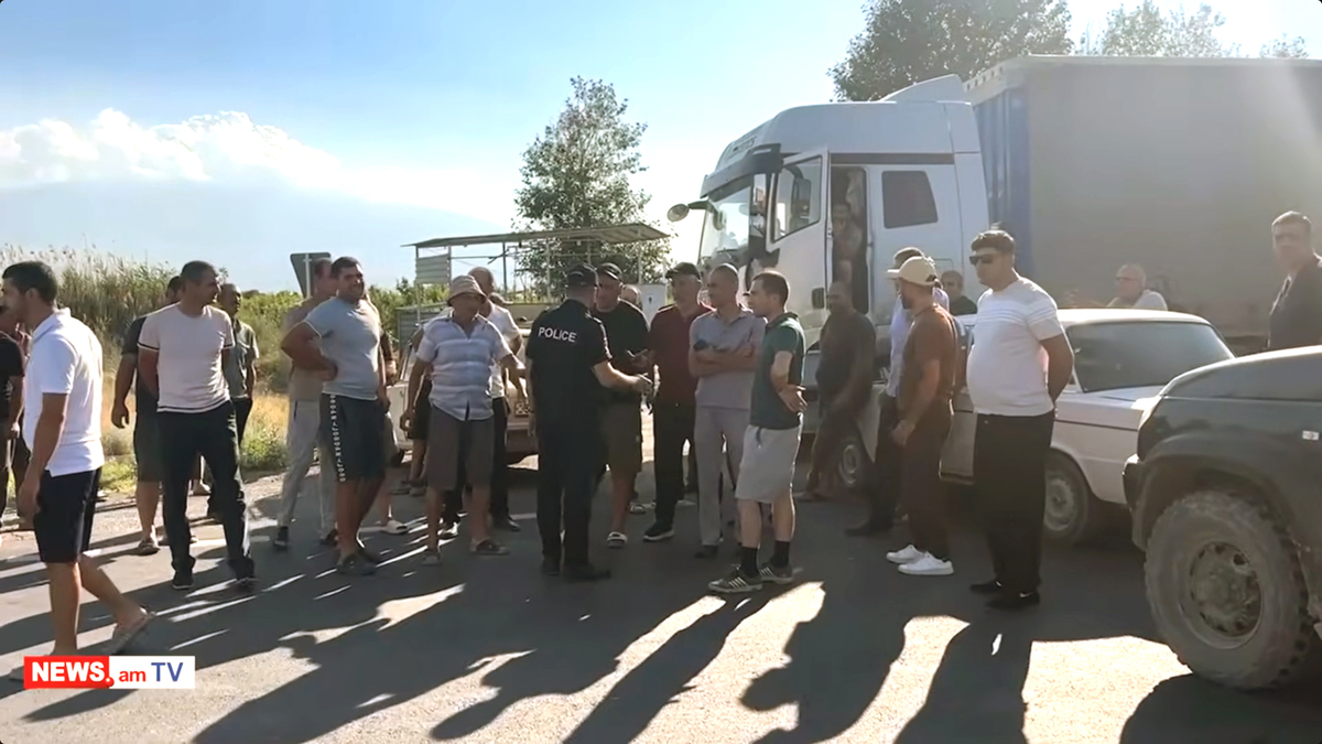 Residents of Armenia are blocking the Yerevan – Yeraskh highway. Frame from the video https://www.youtube.com/watch?v=9QCq9G5VaJE Residents of Armenia are blocking the Yerevan – Yeraskh highway. Frame from the video https://www.youtube.com/watch?v=9QCq9G5VaJE