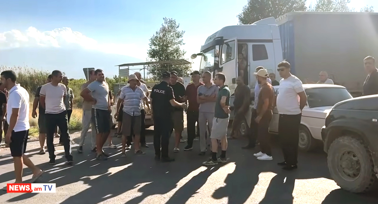 Residents of Armenia are blocking the Yerevan – Yeraskh highway. Frame from the video https://www.youtube.com/watch?v=9QCq9G5VaJE Residents of Armenia are blocking the Yerevan – Yeraskh highway. Frame from the video https://www.youtube.com/watch?v=9QCq9G5VaJE