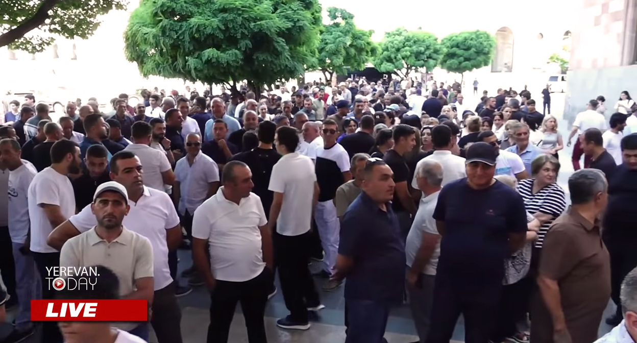Armenian fish farmers at a protest in Yerevan. Frame from the video https://www.youtube.com/watch?v=d0pEGg0-RN8&t=2505s