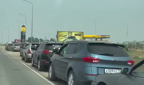 Queue at the gas station. Frame from the video Krasnodar/Teletype from 22.07.26, https://t.me/tipichkras/81260 Queue at the gas station. Frame from the video Krasnodar/Teletype from 22.07.26, https://t.me/tipichkras/81260