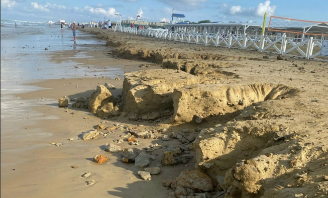 Clay and stones on one of the Anapa beaches. Screenshot from "News of Anapa" dated 24.07.26, https://t.me/AnapaNowosti/85441 Clay and stones on one of the Anapa beaches. Screenshot from "News of Anapa" dated 24.07.26, https://t.me/AnapaNowosti/85441