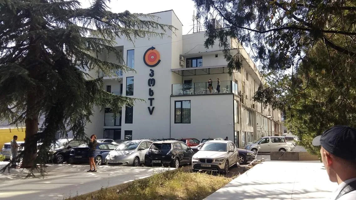 Frame of the pro-government TV channel "PosTV" office in Georgia. Photo: Newsgeorgia / https://www.newsgeorgia.ge/v-gruzii-reguljator-vpervye-oshtrafoval-provlastnyj-telekanal-za-predvzjatost/ Frame of the pro-government TV channel "PosTV" office in Georgia. Photo: Newsgeorgia / https://www.newsgeorgia.ge/v-gruzii-reguljator-vpervye-oshtrafoval-provlastnyj-telekanal-za-predvzjatost/