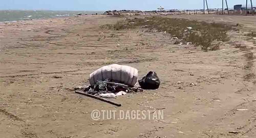 Kaspiysk residents urged the authorities to solve the garbage problem on the beaches.