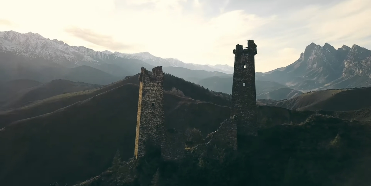 The medieval tower complex "Towers of Two Rivals." Frame from the video Ingushetia Guide / YouTube The medieval tower complex "Towers of Two Rivals." Frame from the video Ingushetia Guide / YouTube
