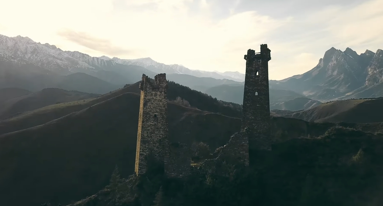 The medieval tower complex "Towers of Two Rivals." Frame from the video Ingushetia Guide / YouTube The medieval tower complex "Towers of Two Rivals." Frame from the video Ingushetia Guide / YouTube