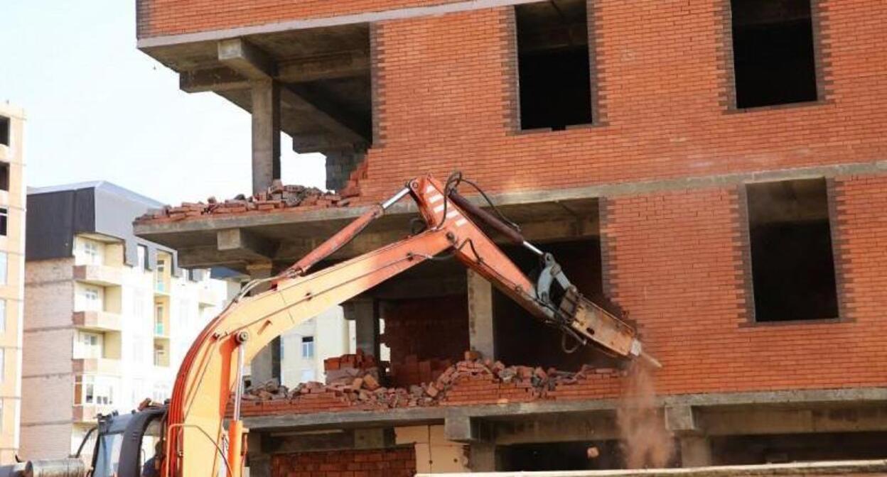 Demolition of a house illegally built on a site designated for a school in Makhachkala. Photo Press Service of the Ministry of "City of Makhachkala" Demolition of a house illegally built on a site designated for a school in Makhachkala. Photo Press Service of the Ministry of "City of Makhachkala"