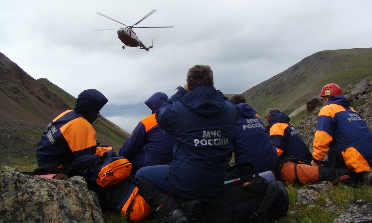 Rescuers and a helicopter in the mountains. Photo: Main Department of the Ministry of Emergency Situations in Kabardino-Balkaria Rescuers and a helicopter in the mountains. Photo: Main Department of the Ministry of Emergency Situations in Kabardino-Balkaria