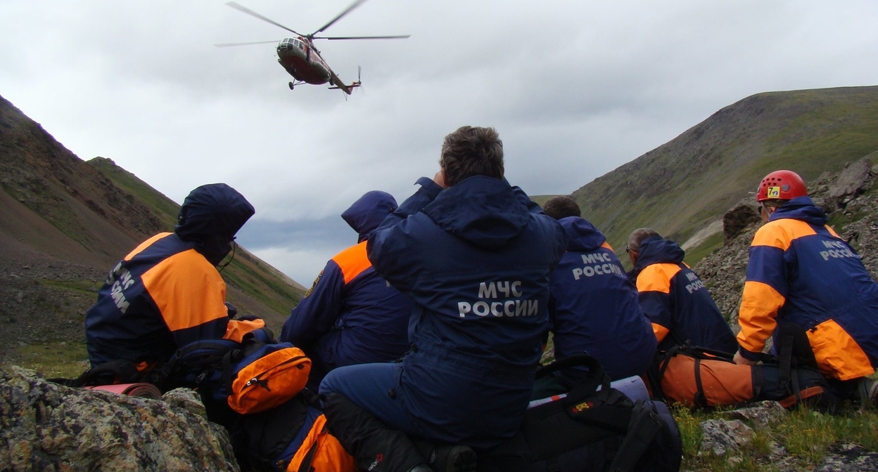 Rescuers and a helicopter in the mountains. Photo: Main Department of the Ministry of Emergency Situations in Kabardino-Balkaria