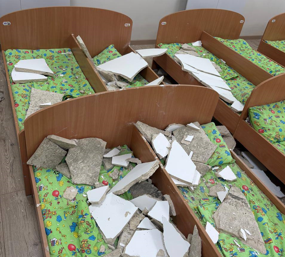 A frame of the plaster collapse on the children's beds in the kindergarten in the village of Gunib. Photo: Just Facts / Telegram channel
