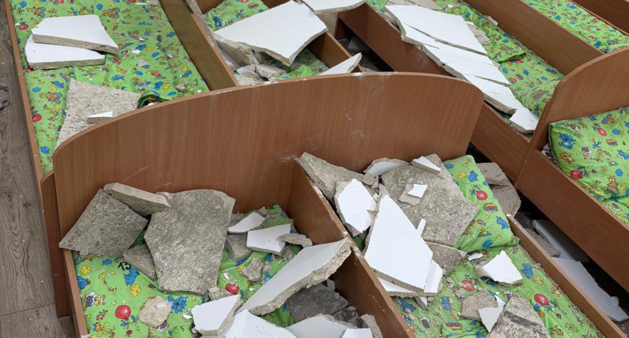 A frame of the plaster collapse on the children's beds in the kindergarten in the village of Gunib. Photo: Just Facts / Telegram channel