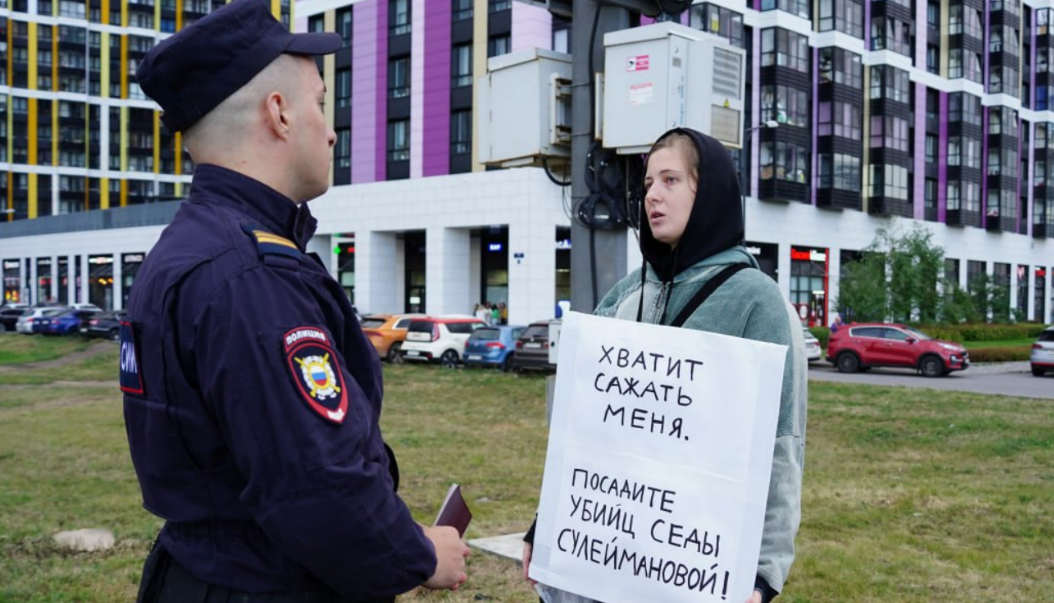 Elena Patyaeva talks to a police officer. Screenshot from "Word for Defense" https://t.me/endoflaw/1183. Elena Patyaeva talks to a police officer. Screenshot from "Word for Defense" https://t.me/endoflaw/1183.