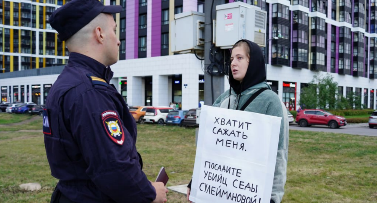 Elena Patyaeva talks to a police officer. Screenshot from "Word for Defense" https://t.me/endoflaw/1183.