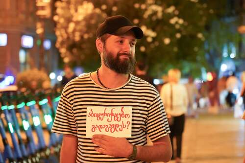 Frame of a participant in the continuous protests in Tbilisi with a placard: "Applicants, have you been deceived?". Photo: MO SE / Facebook Frame of a participant in the continuous protests in Tbilisi with a placard: "Applicants, have you been deceived?". Photo: MO SE / Facebook