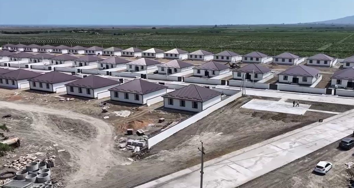 New microdistrict in Mamedkala. A still from the video of the Derbent district administration from 26.08.26, https://t.me/glava_derbent_rayona/1695 New microdistrict in Mamedkala. A still from the video of the Derbent district administration from 26.08.26, https://t.me/glava_derbent_rayona/1695
