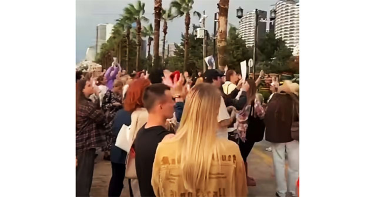 Participants of the rally near the Sea View restaurant in Batumi. August 31, 2026. Screenshot of the video https://t.me/Tbilisi_life/48403