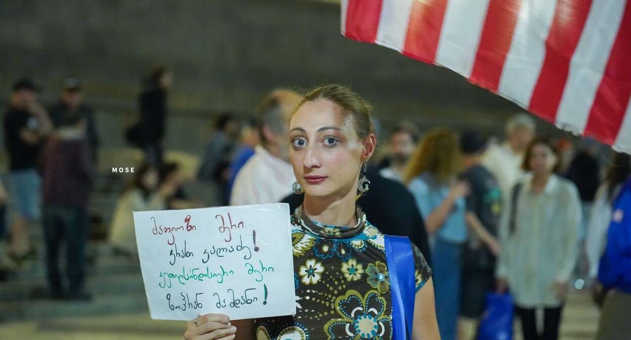 Participants of the continuous protests in Tbilisi on the 642nd day. The inscription on the placard: "Mafioso mayor Kahi Kaladze", Photo: MO SE / Facebook Participants of the continuous protests in Tbilisi on the 642nd day. The inscription on the placard: "Mafioso mayor Kahi Kaladze", Photo: MO SE / Facebook