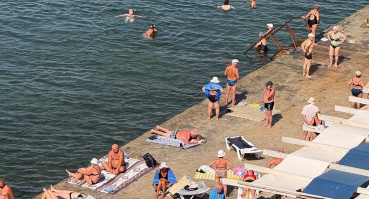 Vacationers on the beach of Malaya Bay. Screenshot of a photo from the Telegram channel "Makovozovy" dated 04.09.26, https://t.me/makovozovy/67692 Vacationers on the beach of Malaya Bay. Screenshot of a photo from the Telegram channel "Makovozovy" dated 04.09.26, https://t.me/makovozovy/67692