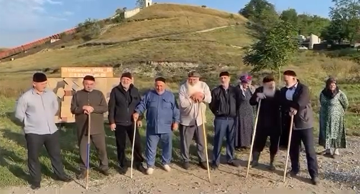 Residents of the village of Barsuki are recording a video appeal to the authorities. Frame from the video - https://www.instagram.com/p/Dc0V5J6hQxX (the activities of Meta (owner of Facebook, Instagram, and WhatsApp) are banned in Russia)