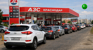 Queue at the gas station. Illustration created by "Caucasian Knot" using AI in the Copilot program.