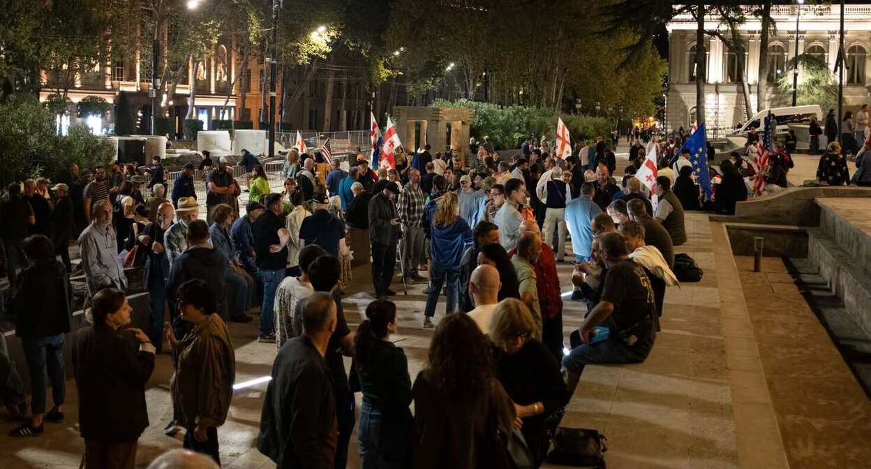 Protesters outside the Tbilisi parliament. Photo: Mindia Gabadze / Publika