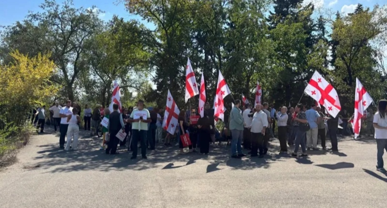 Protest action in the Krtsanisi forest park. Photo: "Interpressnews" https://www.interpressnews.ge/ru/article/177483-v-krtsanisskom-lesoparake-proshla-aktsiia-protesta-protiv-stroitelstva-t-n-arabskikh-gorodkov Protest action in the Krtsanisi forest park. Photo: "Interpressnews" https://www.interpressnews.ge/ru/article/177483-v-krtsanisskom-lesoparake-proshla-aktsiia-protesta-protiv-stroitelstva-t-n-arabskikh-gorodkov