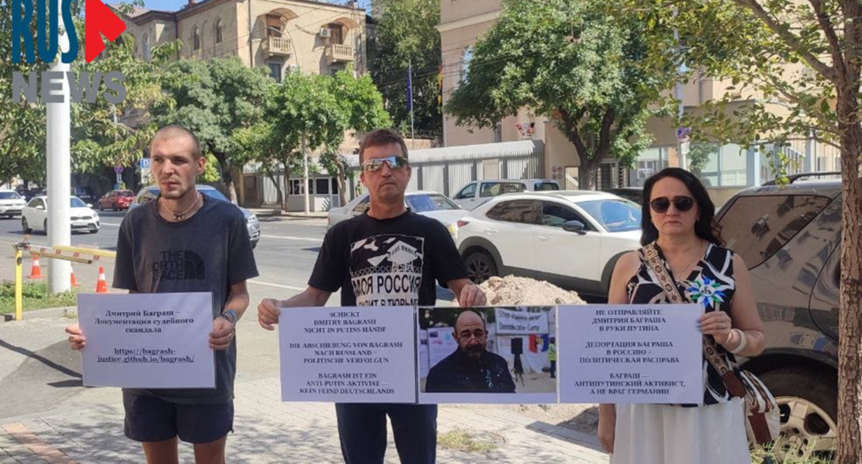 Participants of the picket in Yerevan in support of Dmitry Bagrash. Screenshot of the publication https://t.me/rusnews/91271 Participants of the picket in Yerevan in support of Dmitry Bagrash. Screenshot of the publication https://t.me/rusnews/91271