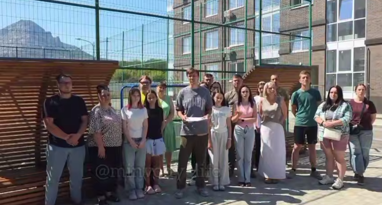 An appeal from the residents of the house in Mineralnye Vody. Frame from the video https://t.me/MinVody_Life_1/40845 An appeal from the residents of the house in Mineralnye Vody. Frame from the video https://t.me/MinVody_Life_1/40845