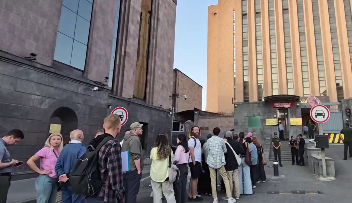 Queue in Yerevan. Frame from the video "Izvestia" from 20.09.26, https://t.me/izvestia/251758. Queue in Yerevan. Frame from the video "Izvestia" from 20.09.26, https://t.me/izvestia/251758.