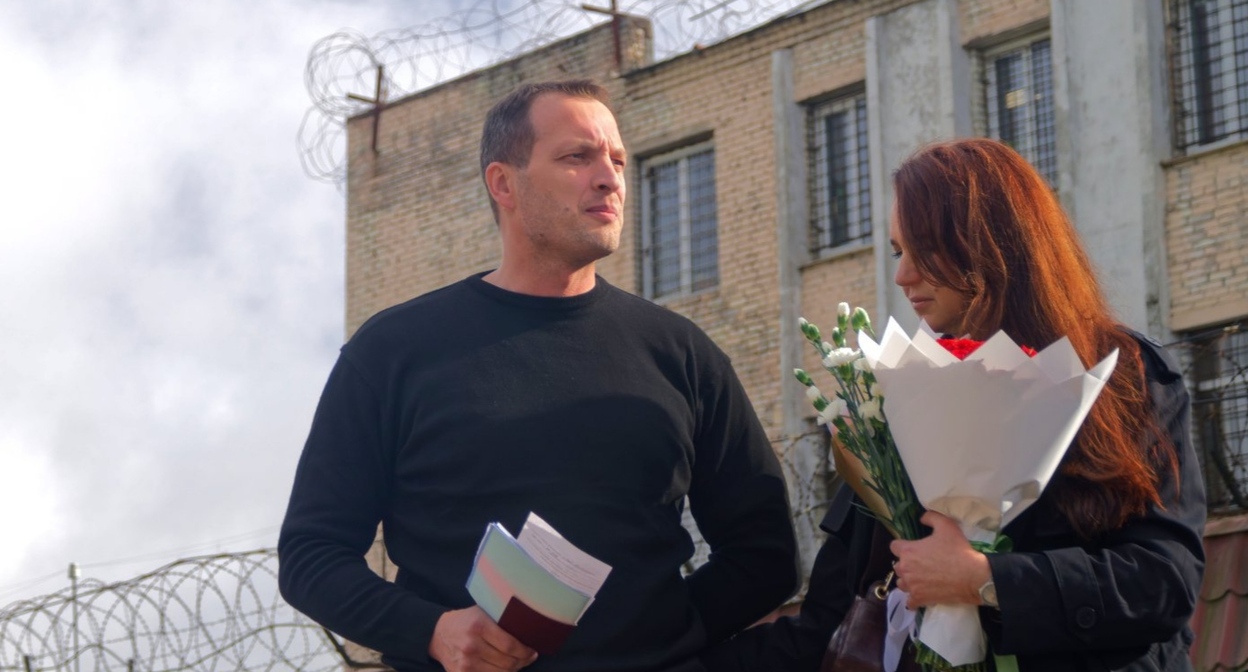 Nikolai Sapаров with his wife after being released from prison. September 22, 2026. Photo from a website covering the situation with the persecution of Jehovah's Witnesses in Russia (396 Russian organizations of Jehovah's Witnesses have been recognized as extremist, and their activities in Russia are banned by court decision).