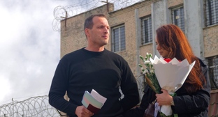 Nikolai Sapаров with his wife after being released from prison. September 22, 2026. Photo from a website covering the situation with the persecution of Jehovah's Witnesses in Russia (396 Russian organizations of Jehovah's Witnesses have been recognized as extremist, and their activities in Russia are banned by court decision).