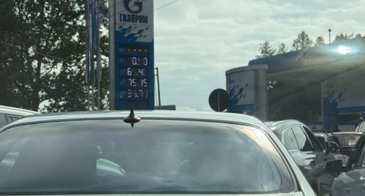 Queue at Gazprom gas station. Screenshot from the chat "Gasoline Ossetia" dated 27.09.26, https://t.me/c/4494321911/20211