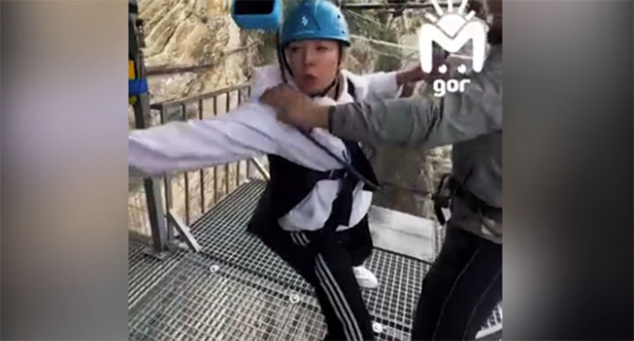 Frame from the video of the tourist's jump from the bungee in the Sulak Canyon https://lenta.ru/news/2026/09/28/instruktory-siloy-zastavili-turistku-prygat-s-tarzanki-v-dagestane-i-popali-na-video/