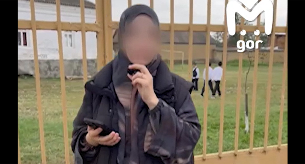 A resident of Aksai against the backdrop of the territory of school No. 2. Frame from the video https://t.me/mash_gor/11257