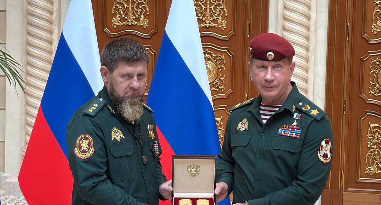 Zolotov presents Kadyrov with army general epaulettes. Frame from the video https://t.me/groznyinform/65947 Zolotov presents Kadyrov with army general epaulettes. Frame from the video https://t.me/groznyinform/65947