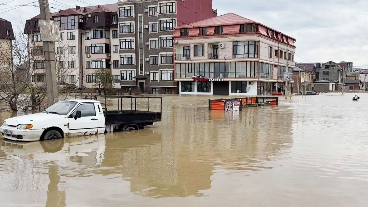 Flooding in Makhachkala. Frame from the story of "Channel One". Flooding in Makhachkala. Frame from the story of "Channel One".