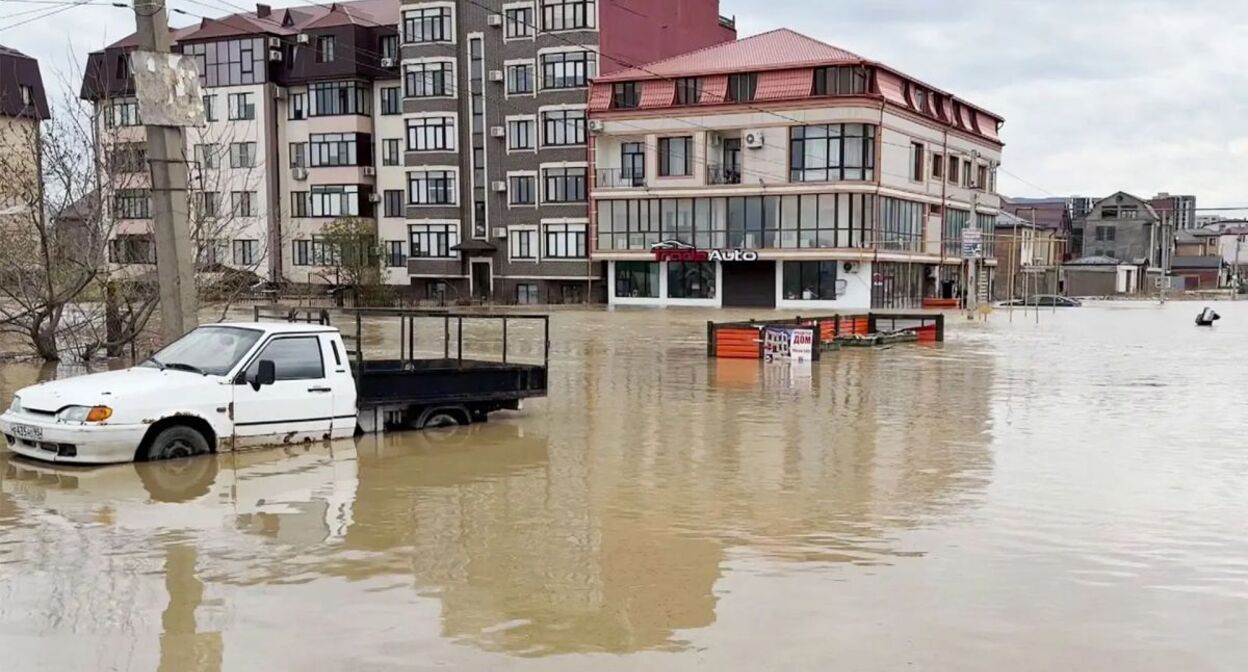 Flooding in Makhachkala. Frame from the story of "Channel One". Flooding in Makhachkala. Frame from the story of "Channel One".