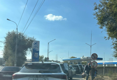 Queue at one of the gas stations. Screenshot photo by Andrey Sharapov from the chat "Where is the gasoline, Volgograd", https://t.me/benzinvlg/23771. Queue at one of the gas stations. Screenshot photo by Andrey Sharapov from the chat "Where is the gasoline, Volgograd", https://t.me/benzinvlg/23771.