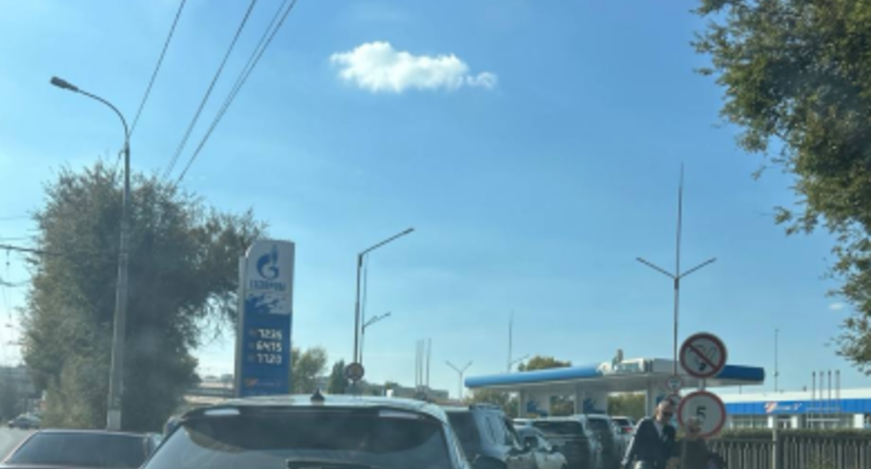 Queue at one of the gas stations. Screenshot photo by Andrey Sharapov from the chat "Where is the gasoline, Volgograd", https://t.me/benzinvlg/23771.