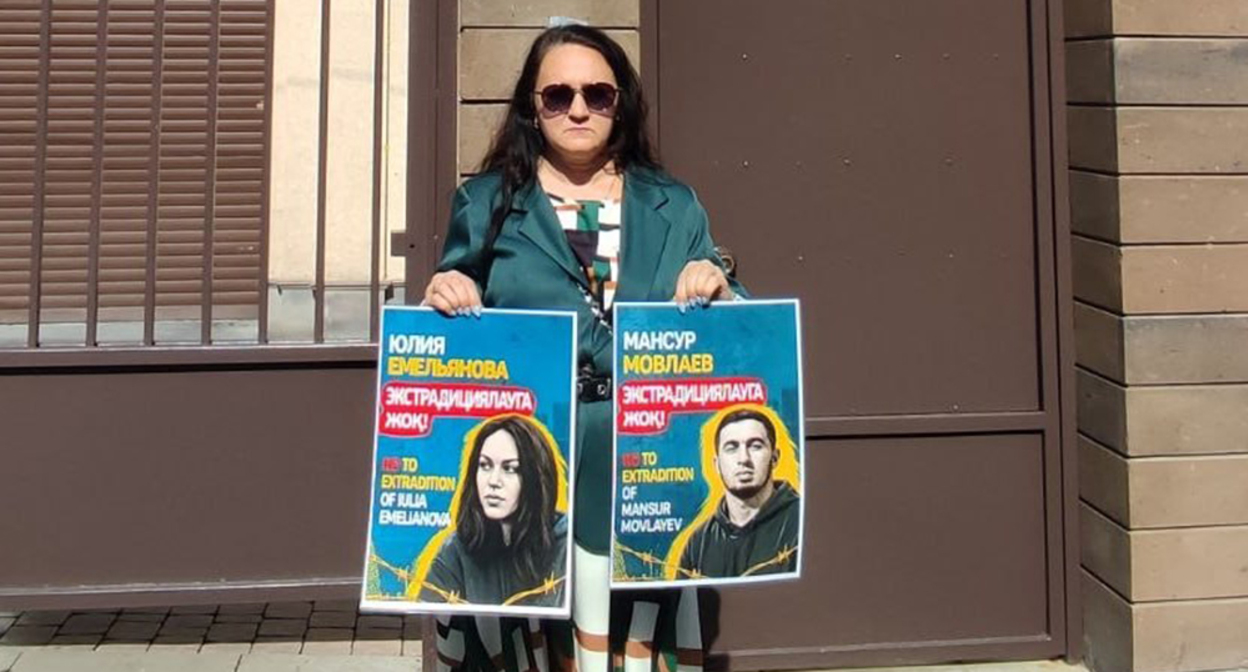 A participant in the rally in Yerevan in support of Mansur Movlaev and Yulia Emelyanova. Screenshot of the publication https://t.me/rusnews/92824