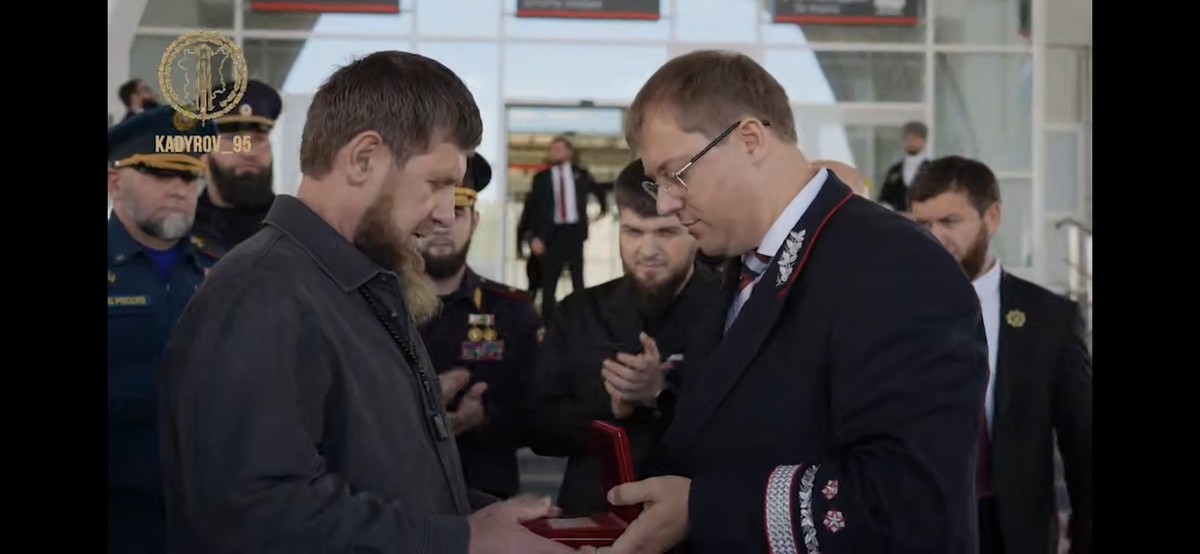 Presentation of the honorary badge to Kadyrov. Frame from the video Ramzan Kadyrov / Telegram Presentation of the honorary badge to Kadyrov. Frame from the video Ramzan Kadyrov / Telegram
