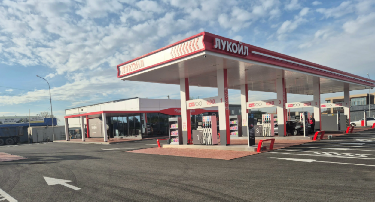 Lukoil gas station. Screenshot from the "Yandex.Maps" service, https://yandex.ru/maps/org/lukoyl/41949990126/?ll=44.635427%2C43.026277&z=16