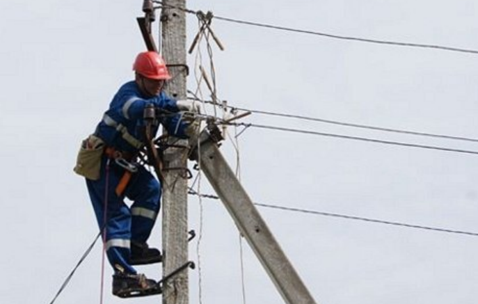 Repair of the power transmission line. Photo by the press service of the Akhtyn district administration https://t.me/pressa_akhty/25099.