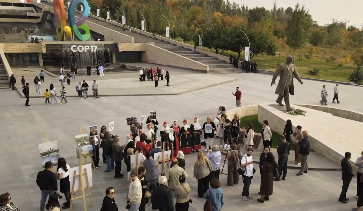 The action “Discover Artsakh. Let’s get acquainted!” near the entrance to the “green zone” of COP17. Frame from the video report Artsakh Public TV / YouTube The action “Discover Artsakh. Let’s get acquainted!” near the entrance to the “green zone” of COP17. Frame from the video report Artsakh Public TV / YouTube