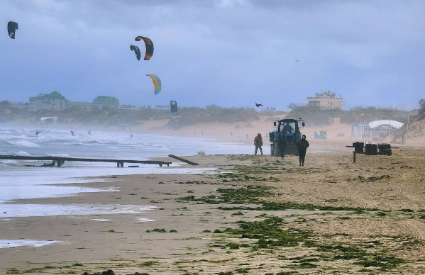 Dzhemete Beach. Screenshot photo by Andrey Makovozov from 31.10.26, https://t.me/makovozovy/70747.